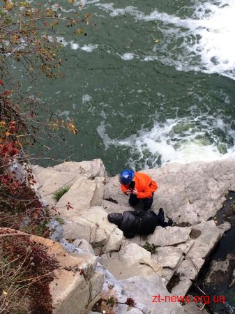 У Житомирі рятувальники допомогли доправити до "швидкої" дівчину, яка впала з висоти