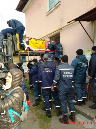 На Коростенщині 60 рятувальників надавали допомогу медикам у транспортуванні хворої жінки