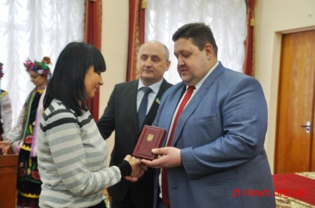 13 жителів області отримали ордени, почесні звання та відзнаки на сесії обласної ради