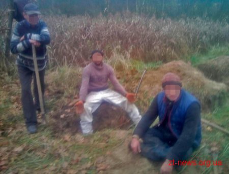 На Житомирщині на "гарячому" поліцейські затримали чоловіків під час спроби крадіжки труб