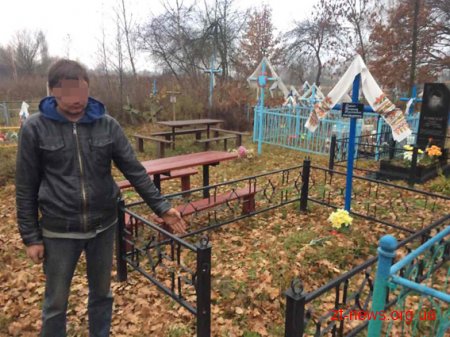 На Житомирщині поліцейські затримали чоловіка, який викрадав металеві огорожі з кладовища