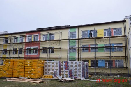 В Олевській гімназії за кошти ДФРР завершили капітальний ремонт даху та пофарбували фасад