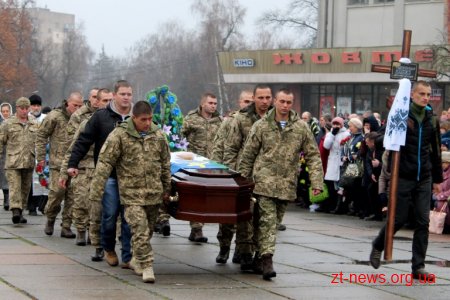 Житомиряни на майдані Корольова попрощалися із загиблим снайпером Максимом Перепелицею