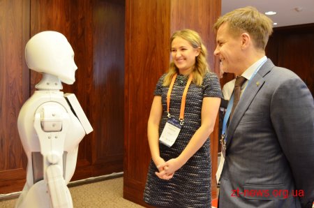 Мер Житомира Сергій Сухомлин  поспілкувався з роботом КІКІ на Міжнародному саміті мерів