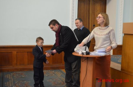 У Житомирі 200 дітей отримали сертифікати про завершення «Школи плавання»