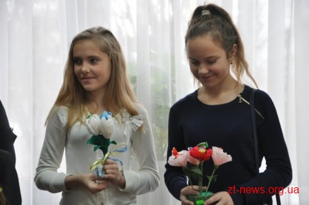 90 дітей Житомирщини передали подарунки, зроблені власноруч, військовим на передову