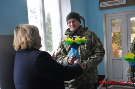 90 дітей Житомирщини передали подарунки, зроблені власноруч, військовим на передову