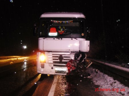 На автодорозі Київ-Чоп вантажівка на зустрічній зіткнулась з легковиком