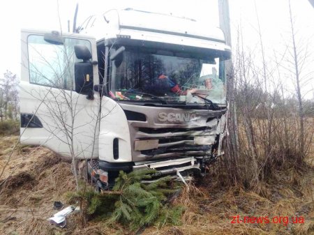 На автодорозі Київ - Ковель легковик зіткнувся з вантажівкою