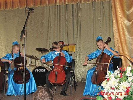 Подарунок до зимових свят отримав ансамбль віолончелістів "Перлинки" дитячої музичної школи №4