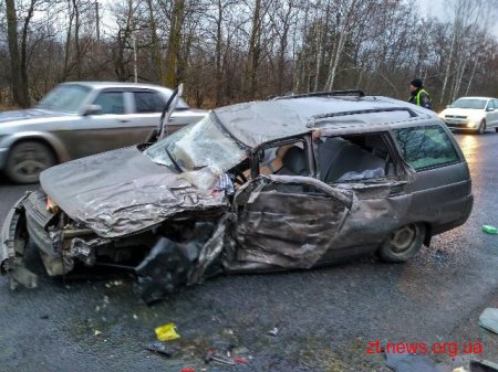 На Житомирщині "Renault" вилетів на зустрічну смугу та зіткнувся з ВАЗом