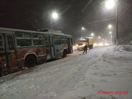 У Житомирі рятувальники допомагали витягувати транспорт з снігових заметів