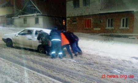 У Житомирі рятувальники допомагали витягувати транспорт з снігових заметів