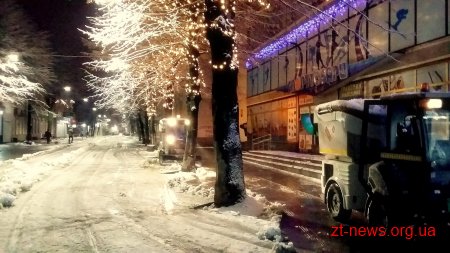 Комунальники всю ніч прибирали сніг на вулицях міста