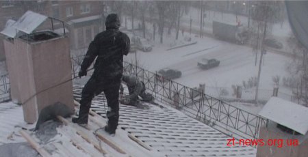 У Бердичеві, не зважаючи на погіршення погодних умов, продовжують ремонт покрівель, пошкоджених градопадом