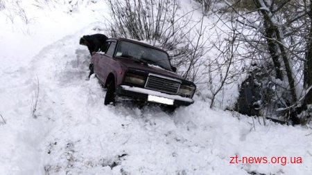 За добу зі снігових заметів рятувальники дістали 6 транспортних засобів
