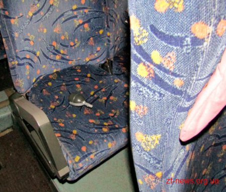 На Житомирщині п'яний чоловік в автобусі почав чіплятися та погрожувати гранатою пасажирам