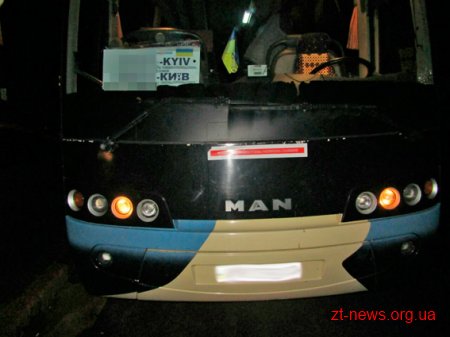 На Житомирщині п'яний чоловік в автобусі почав чіплятися та погрожувати гранатою пасажирам