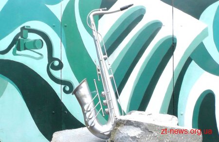 Житомирський коледж культури і мистецтва просить допомогти розшукати викрадений пам’ятник саксофону
