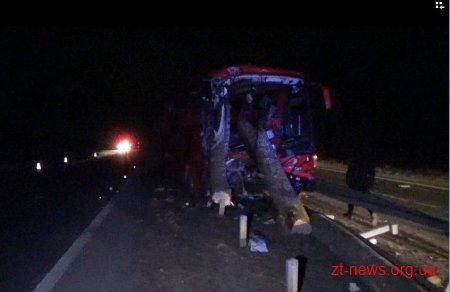 На автодорозі Київ-Чоп автобус врізався в лісовоз: 6 людей доставлено до лікарні