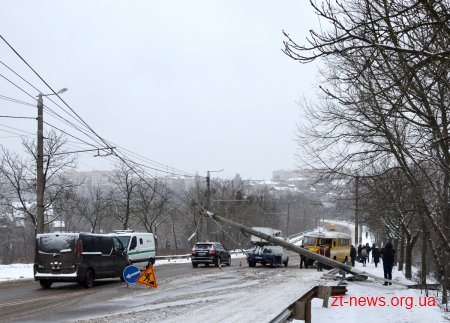 На Чуднівському мосту в Житомирі автобус протаранив електроопору