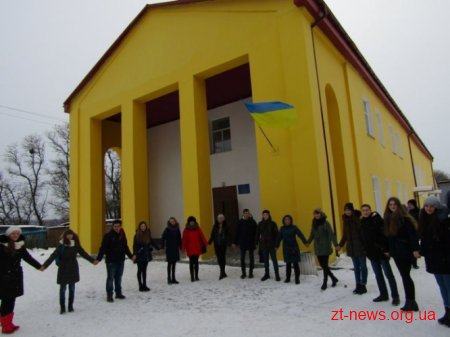 У районах Житомирщини жителі утворили ланцюги єдності до Дня Соборності