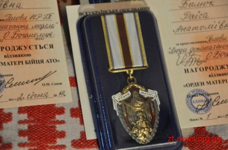Знак «Орден матері бійця АТО» отримали 74 родини загиблих учасників АТО області