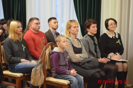 Родинам Героїв України та Народних Героїв України вручили портрети, що були написані житомирськими художниками
