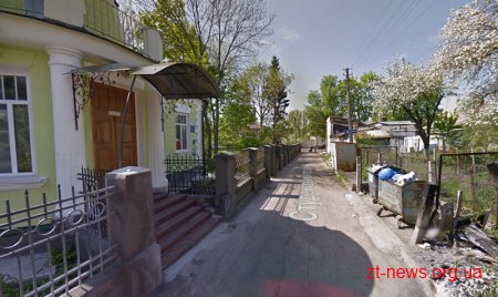 Художня школа у Житомирі потерпає від сусідства зі сміттєвими баками