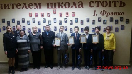 У Новограді-Волинському поліцейські нагородили підлітків за порятунок людини