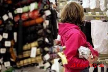У Житомирі жінка намагалася вкрасти з магазину 10 упаковок жіночих колготок