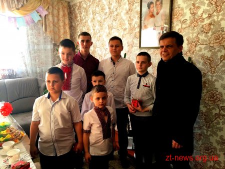 Родина, що виховує шестеро хлопчиків отримала власний будинок у Житомирі
