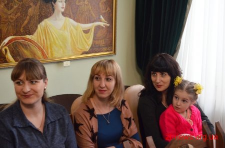 У Житомирі зі святом весни привітали матерів та дружин загиблих учасників АТО