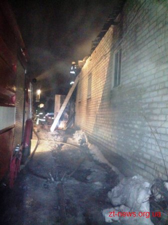 У Житомирі 14 вогнеборців ліквідовували пожежу в цегляному гаражі