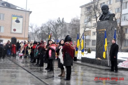 Урочистою ходою та читанням віршів відзначили 204 річницю від дня народження Тараса Шевченка