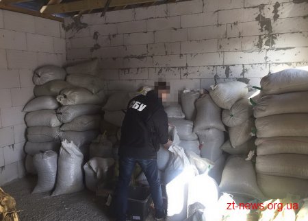 На Житомирщині СБУ вилучила понад чотири тонни бурштину-сирцю
