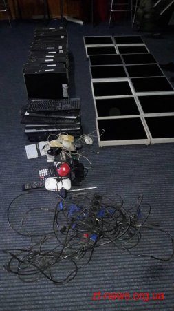 В гральних закладах Олевська правоохоронці вилучили комп’ютерну техніку і гральні автомати