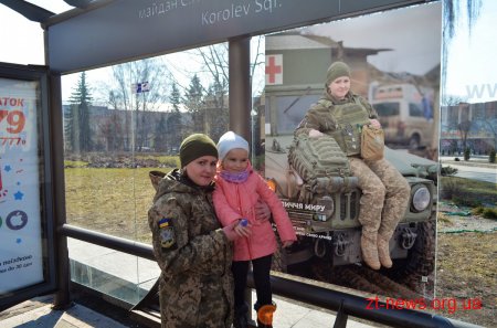 У Житомирі на 30 зупинках громадського транспорту розмістили світлини військових