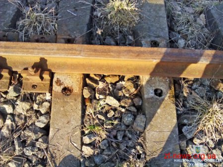 На Житомирщині чоловік викрадав металеві деталі залізничної колії