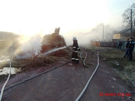 В Житомирській області на дорозі загорілася солома в кузові вантажівки