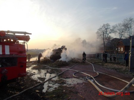 В Житомирській області на дорозі загорілася солома в кузові вантажівки