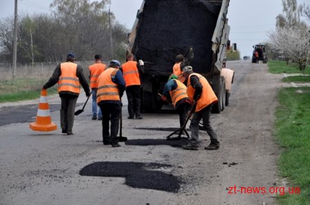 У селі Клітчин проводять ямковий ремонт на дорозі Житомир-Левків