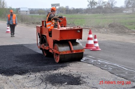 У селі Клітчин проводять ямковий ремонт на дорозі Житомир-Левків