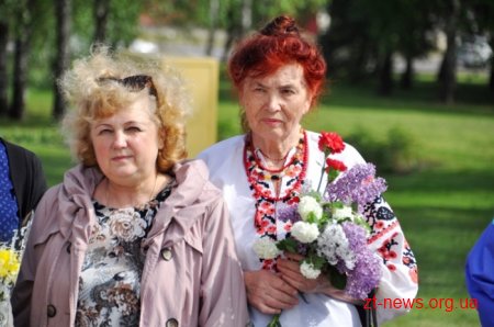 День пам’яті і примирення у Житомирі розпочався з покладання квітів до Монумента Слави