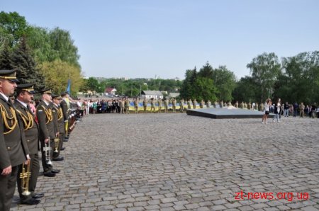 День пам’яті і примирення у Житомирі розпочався з покладання квітів до Монумента Слави