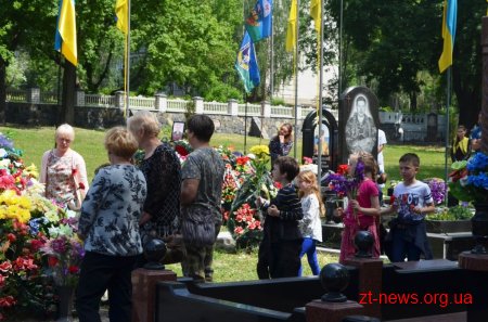 У День пам'яті та примирення житомиряни вшанували загиблих героїв АТО