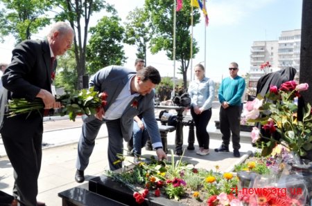 У День пам'яті та примирення житомиряни вшанували загиблих героїв АТО