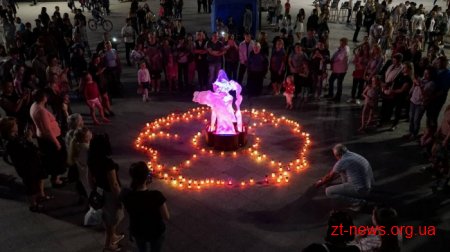 Житомиряни та гості міста запалили символічний Вогонь миру у вигляді макової квітки
