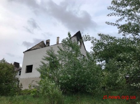 У Житомирі 17 рятувальників загасили пожежу недобудованого двоповерхового будинку