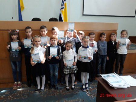 200 дітей отримали сертифікати та значки по завершенню "Школи плавання"